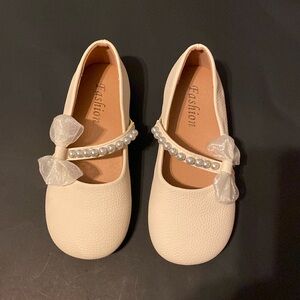 NWOT girls, Fashion, Cream colored dress shoes. Size 33 which is also a size 1
